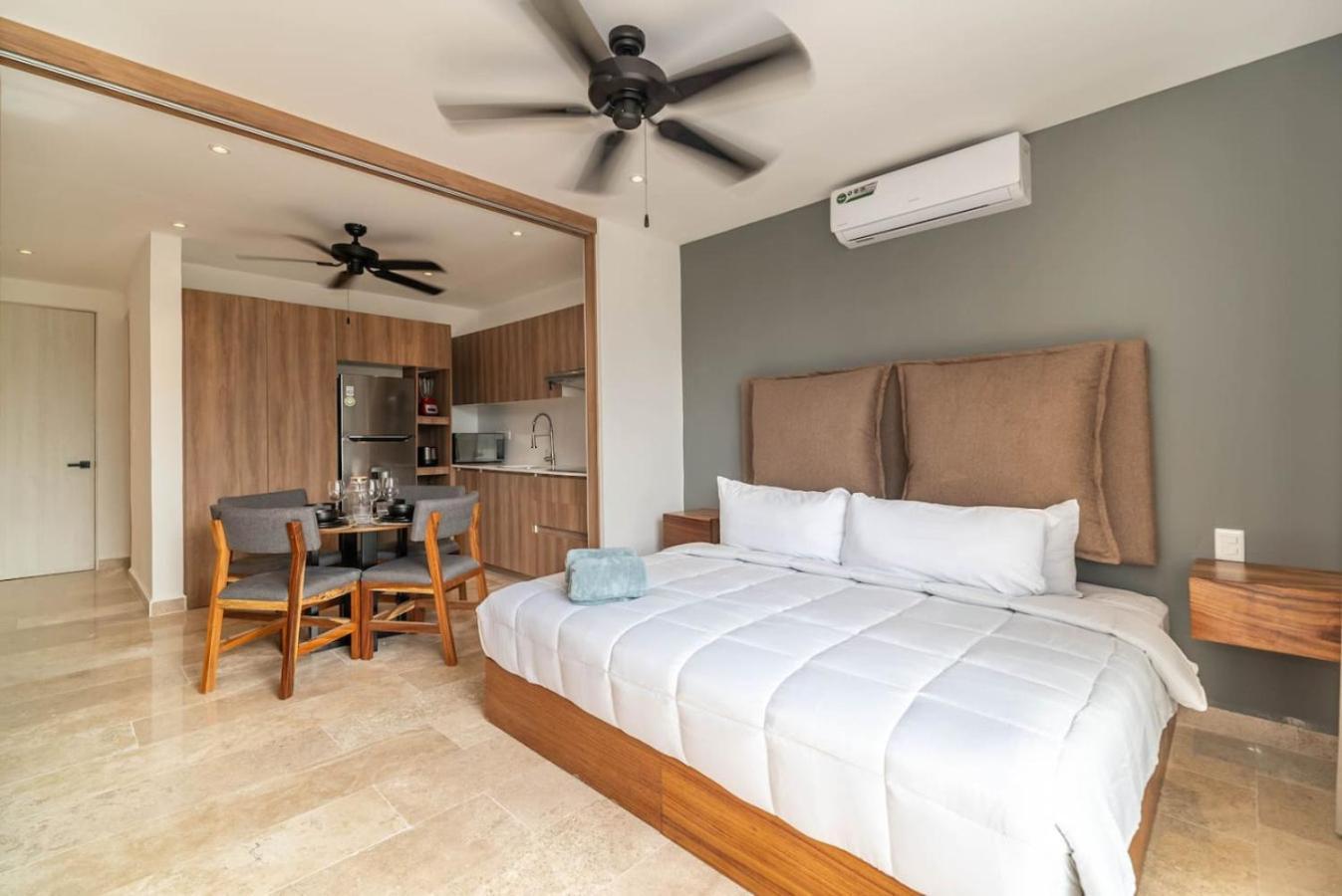 King With Balcony, Rooftop Pool In Trendy Aldea Zama Holiday home Tulum